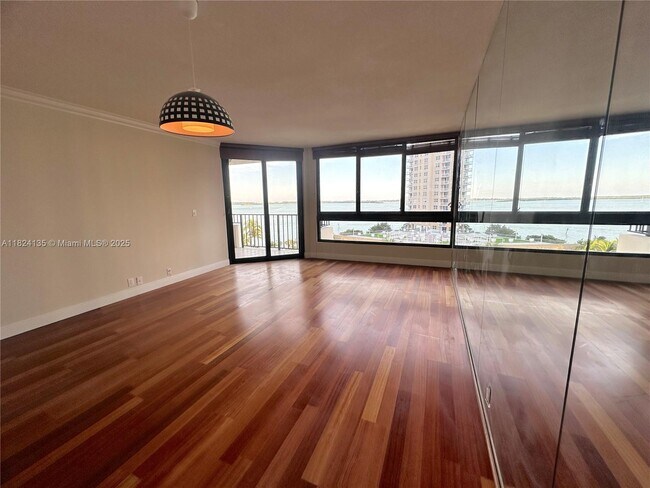 Building Photo - 520 Brickell Key Dr