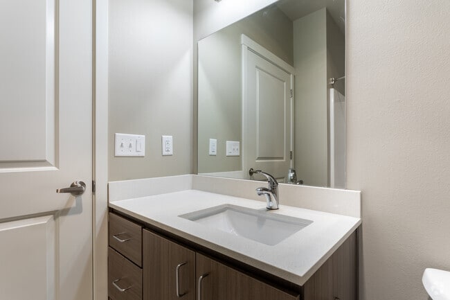 2BR, 2BA - 963 SF - WHITE OAK LUXURY APARTMENTS