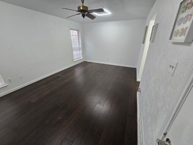 Foto del edificio - 2105 E Collins Blvd