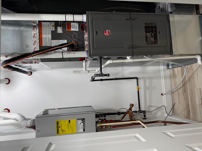 Building Photo - 623 N Hamlin Ave