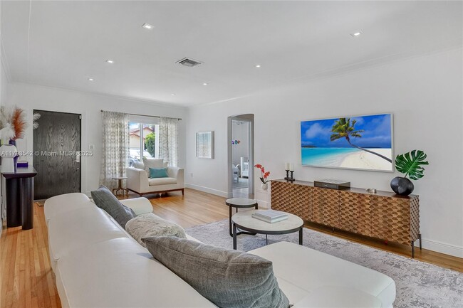 Foto del edificio - 8950 Byron Ave
