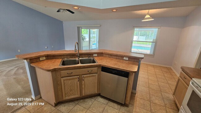 Foto del edificio - Beautiful 3/2/2 Pool Home on Oversized Lot...