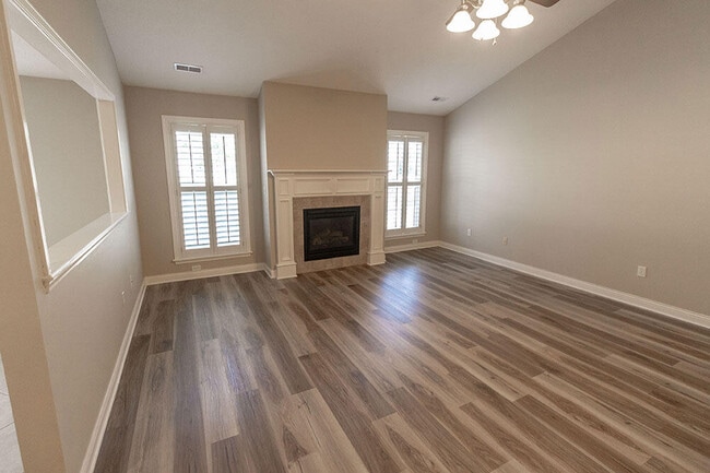 Building Photo - 6900 Madison Creek Dr