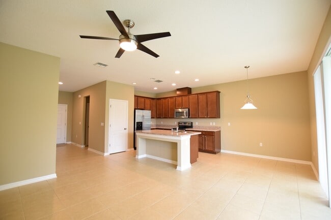Foto del edificio - Beautiful 2 Bed 2.5 Bath with Loft Gated Town Home for Rent in Sanford, FL!