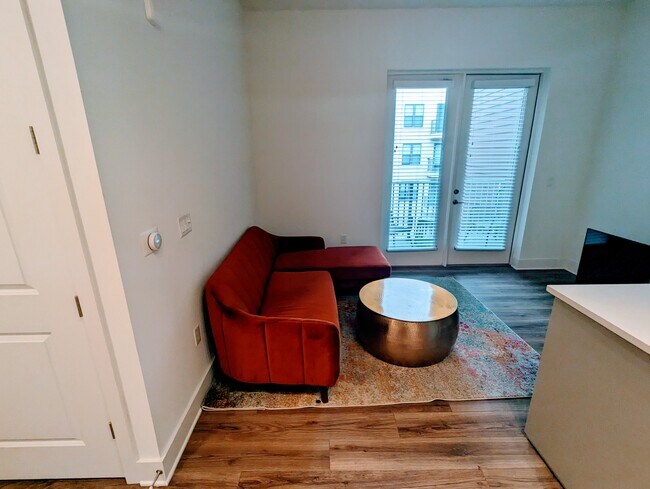Foto del edificio - 6803 Cameron Dr NW