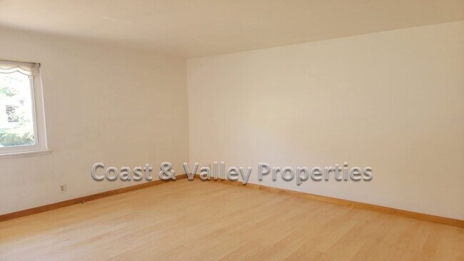 Building Photo - North Salinas Home for RENT!!!