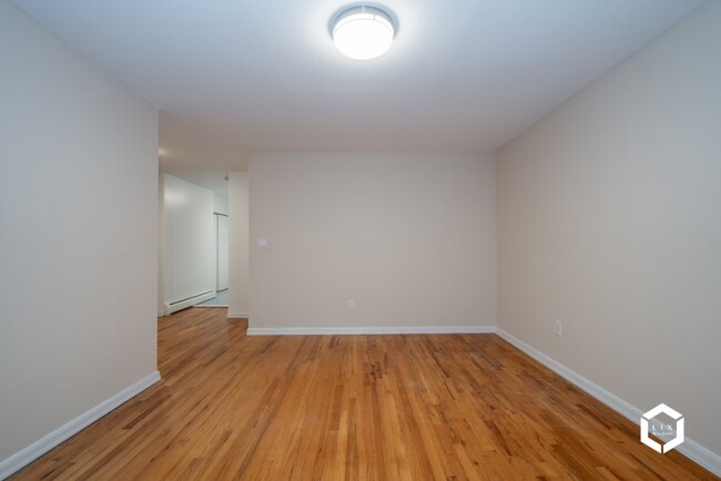 Building Photo - Remodeled 3 Bedrooms Apartment in Prime Di...