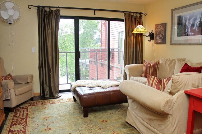 Building Photo - Exceptional Fully-Furnished 2 Bed/2 Bath C...