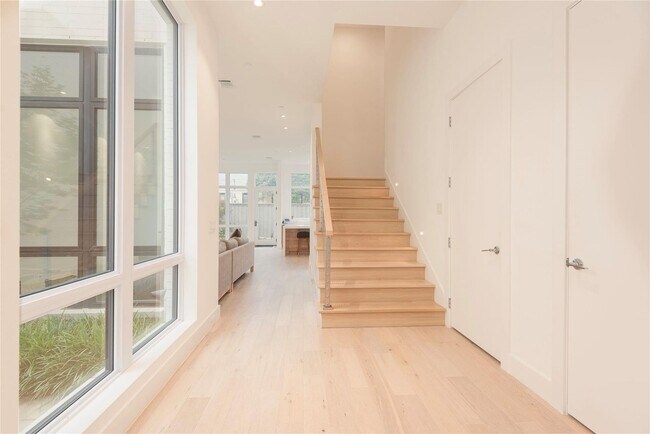 Building Photo - Elegant Townhome with Private Backyard Oasis
