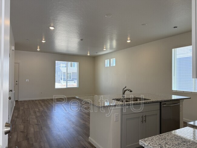 Building Photo - 203 E Arcade Dr