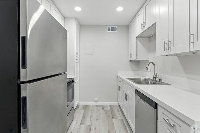 2BR, 2BA - 990 SF - Kitchen - Park Terrace Apartments