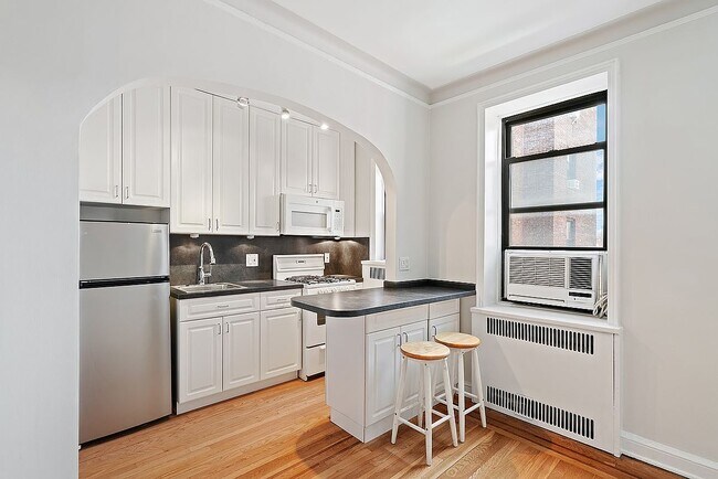 Building Photo - 25-40 31st Ave-4K