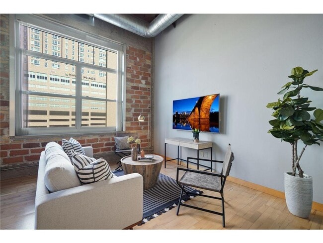 Building Photo - 521 S 7th St