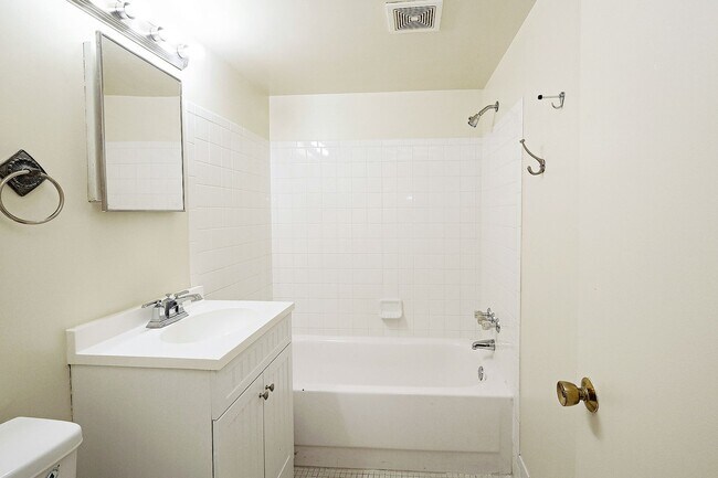 Foto del edificio - North Downtown Condo With Water/Sewer, Gas, Electricity Included