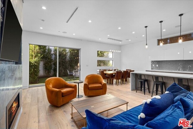 Foto del edificio - 8149 Waring Ave
