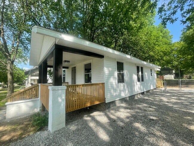 Foto del edificio - Updated 2 Bedroom, 2 Bathroom PET FRIENDLY
