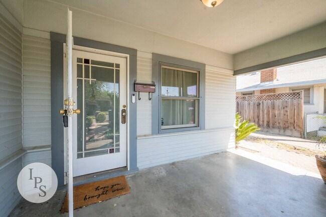 Building Photo - Beautifully Updated Fresno Tower Home, 3BR/2BA, plus Solar!!