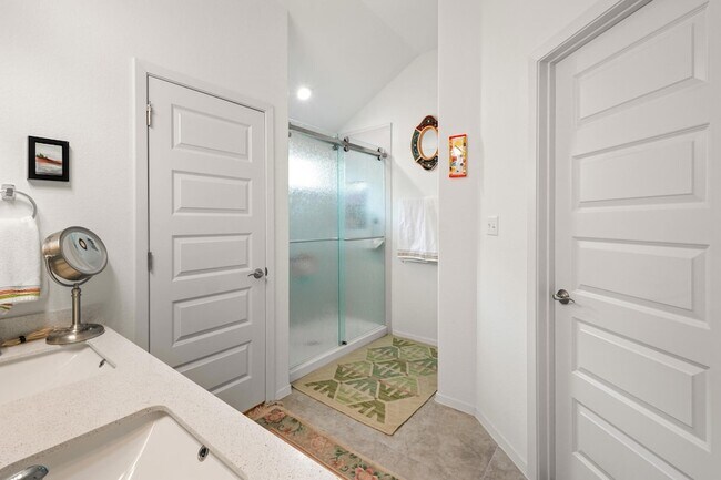 Foto del edificio - 128 Riverhill Dr