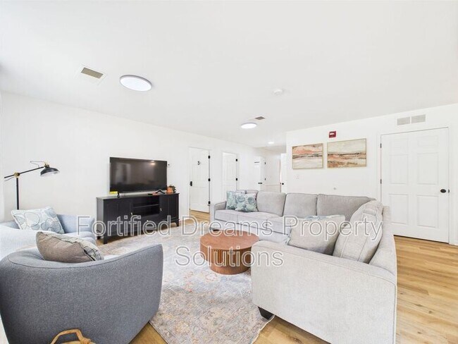 Foto del edificio - 355 Ransom Rd