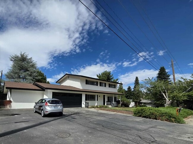 Building Photo - HUGE Number 2 Canyon ~ ~ 4 bedroom, 3 bath...
