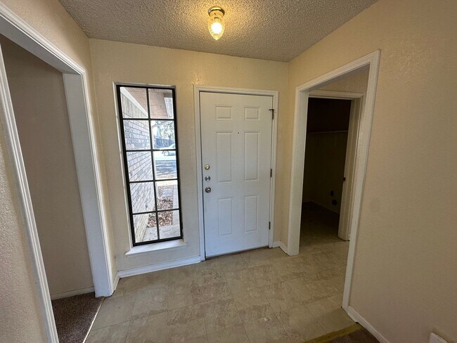 Foto del edificio - AVAILABLE NOW!