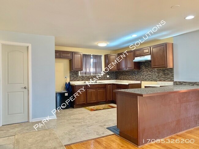Building Photo - South Deering - 3 Bedroom, 2.5 Bath