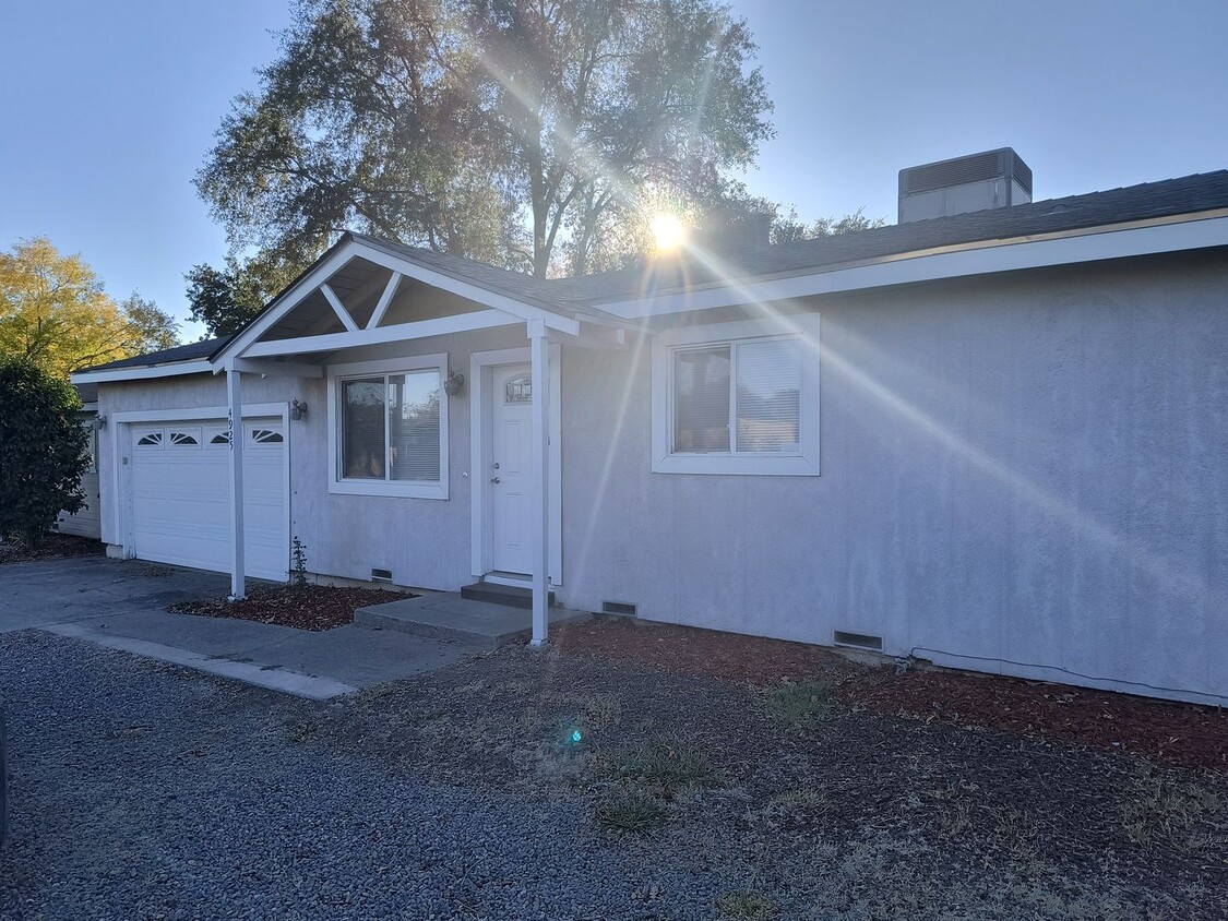 Primary Photo - Country Ranch-Style In Fair Oaks