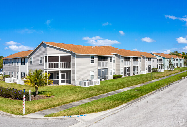 Parte trasera de los apartamentos - Providence at Palm Harbor