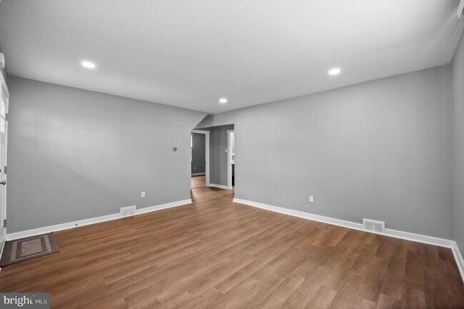Building Photo - 645 Roberts Ave