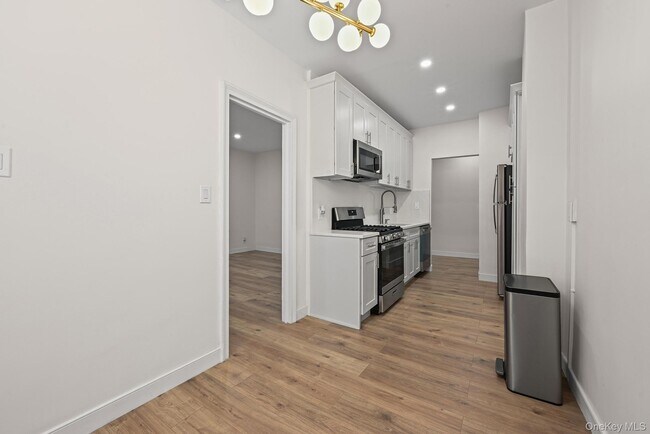 Foto del edificio - 136-5 Sanford Ave