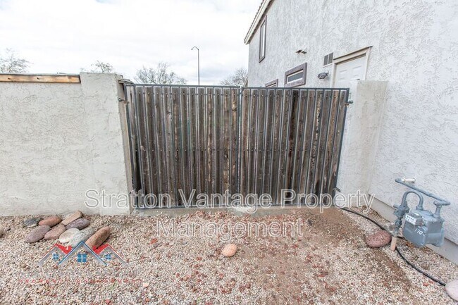 Building Photo - 2805 S Abbey Cir