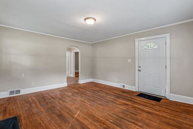 Foto del edificio - Adorable Home, Just Painted, Wood Flooring...