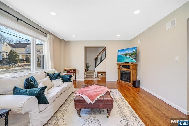 Foto del edificio - 12 Maple Ave