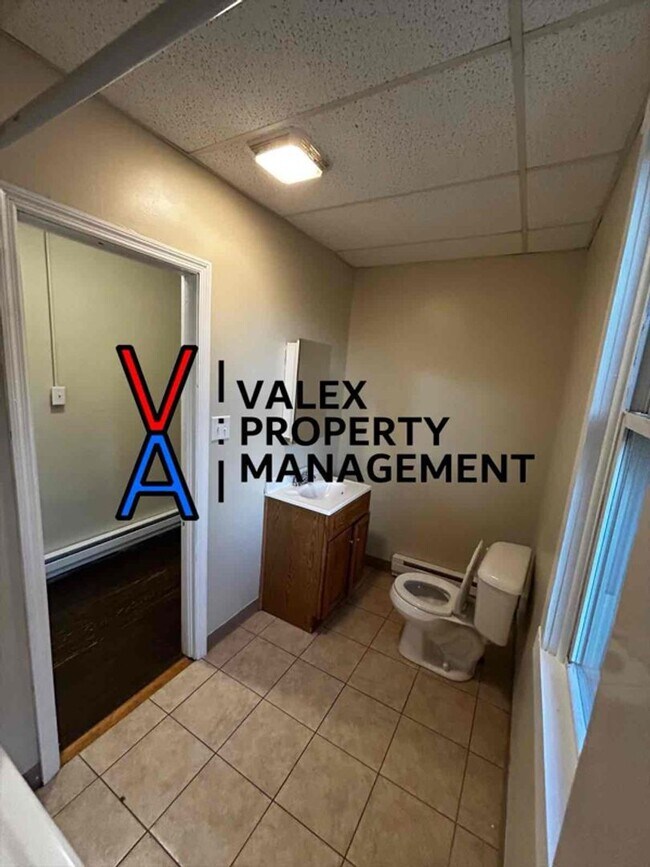 Building Photo - 552 Main St