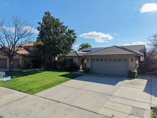 Foto del edificio - Spacious 4 bed 2 Bath in Desirable NW Bakersfield
