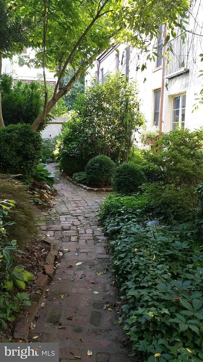 Entrance Court - 1 Rainey Ct