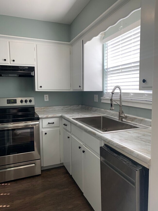 Foto del edificio - 2-Bedroom, 1.5-Bathroom Townhome Available...