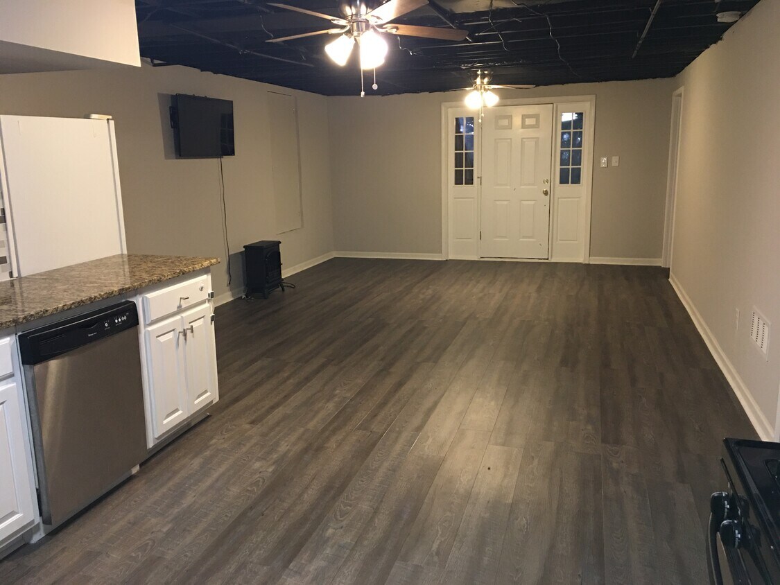 Living area/entrance - 4508 Kingsgate Dr