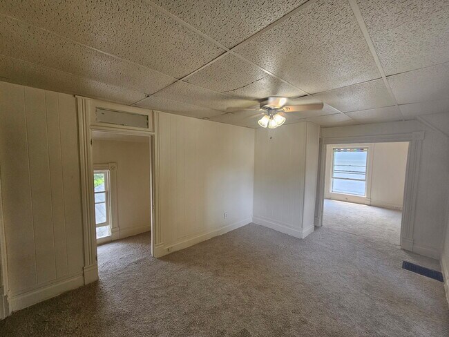 Building Photo - 122 Oak St