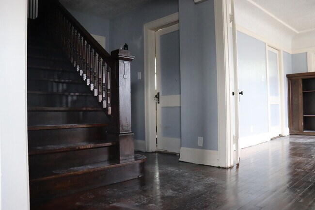 Main hall with staircase - 4730 W Center St