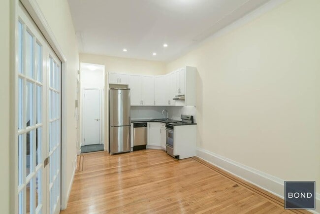 Building Photo - 218 W 72nd St