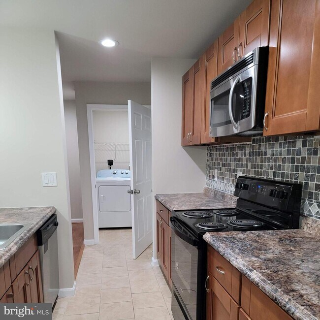 Foto del edificio - 9712 Lake Point Ct