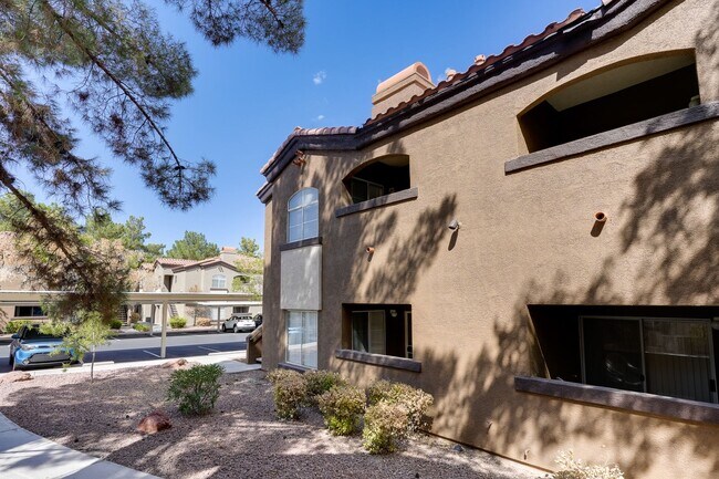 Foto del edificio - Cozy 1-Bed Apartment with Fireplace – Your...