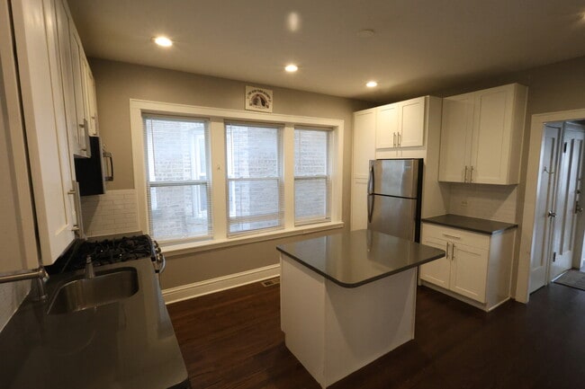 Building Photo - 5653 N Talman Ave