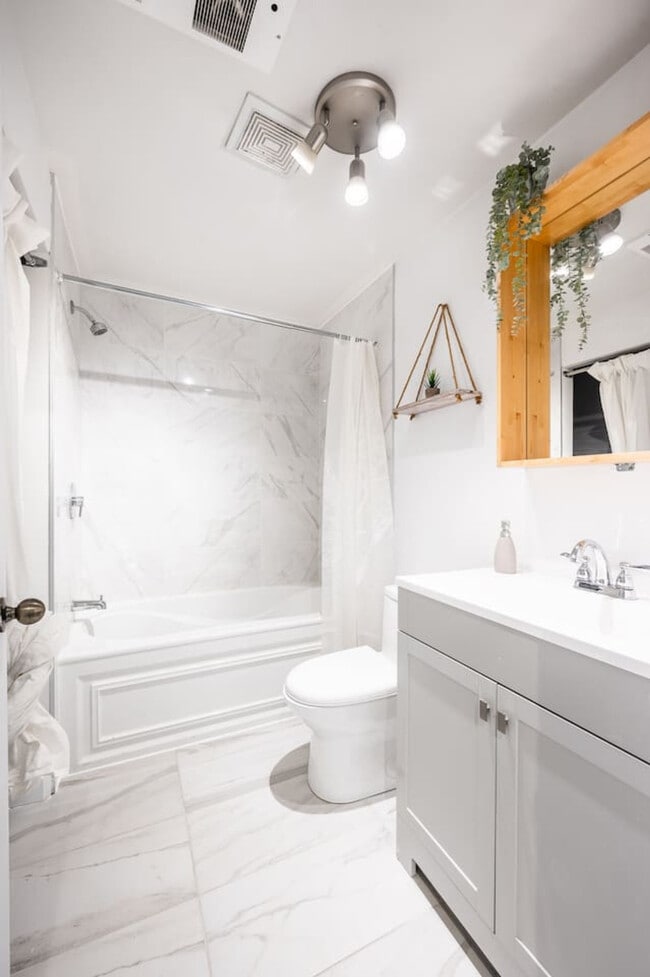 Building Photo - 1849 Rue Saint-Germain