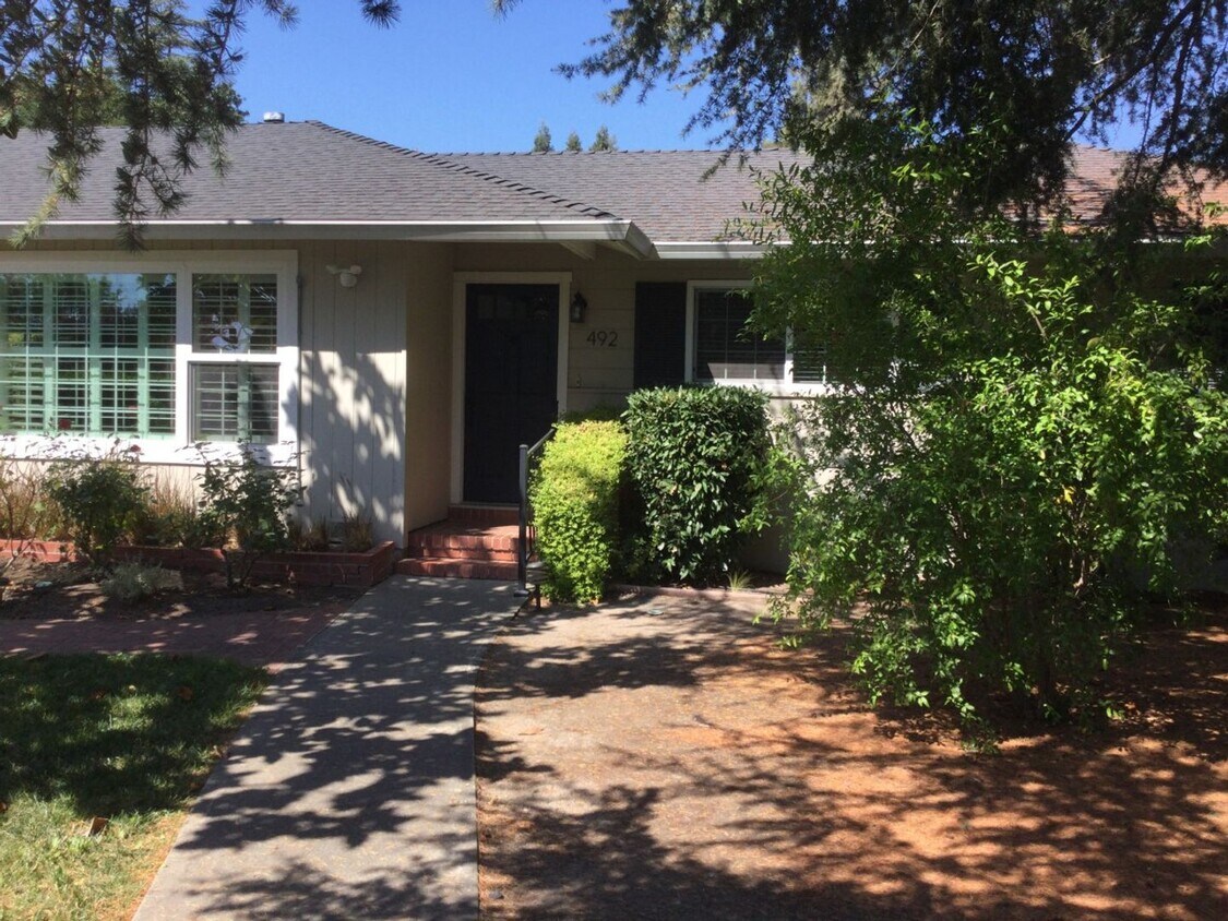 Foto principal - Charming 3 bdrm / 2 bath Home, Minutes fro...