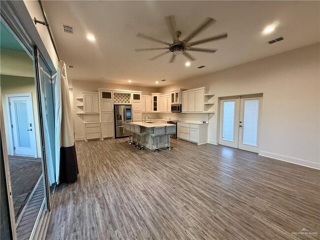 Building Photo - 25 Lago Washington