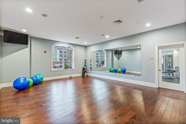 Building Photo - 527 Garden Park Blvd