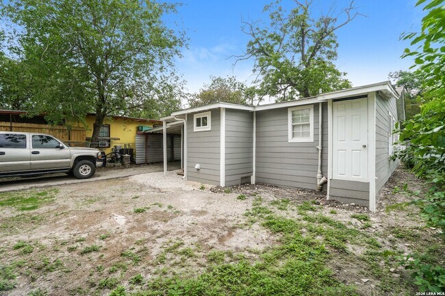 Building Photo - 614 N Sabinas St