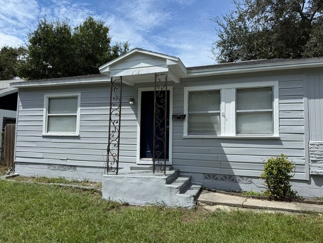 $300 OFF FIRST MONTHS RENT MOVE-IN SPECIAL!! - $300 OFF FIRST MONTHS RENT MOVE-IN SPECIAL!! House